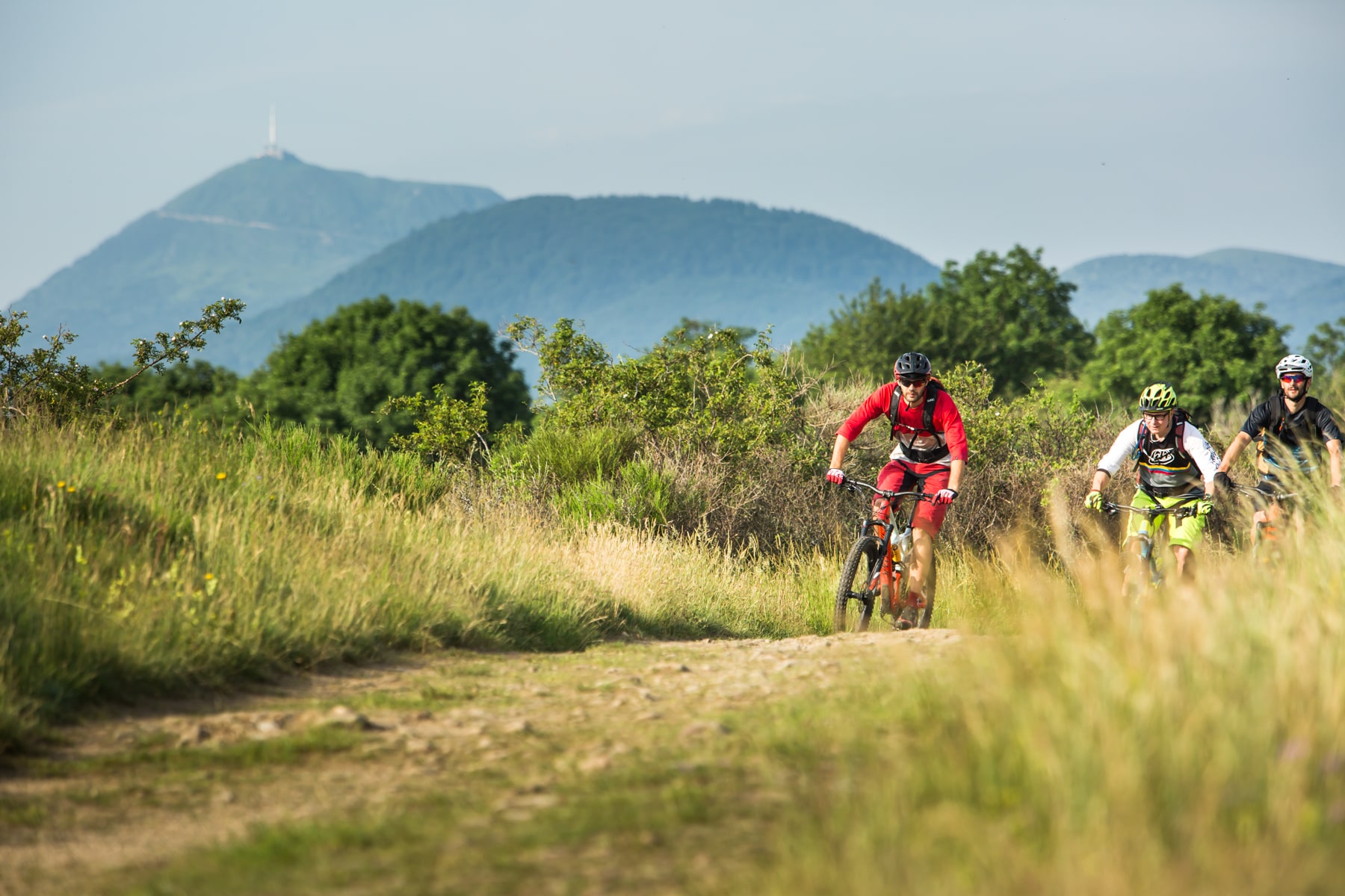 3 vététistes devant le puy de Dome