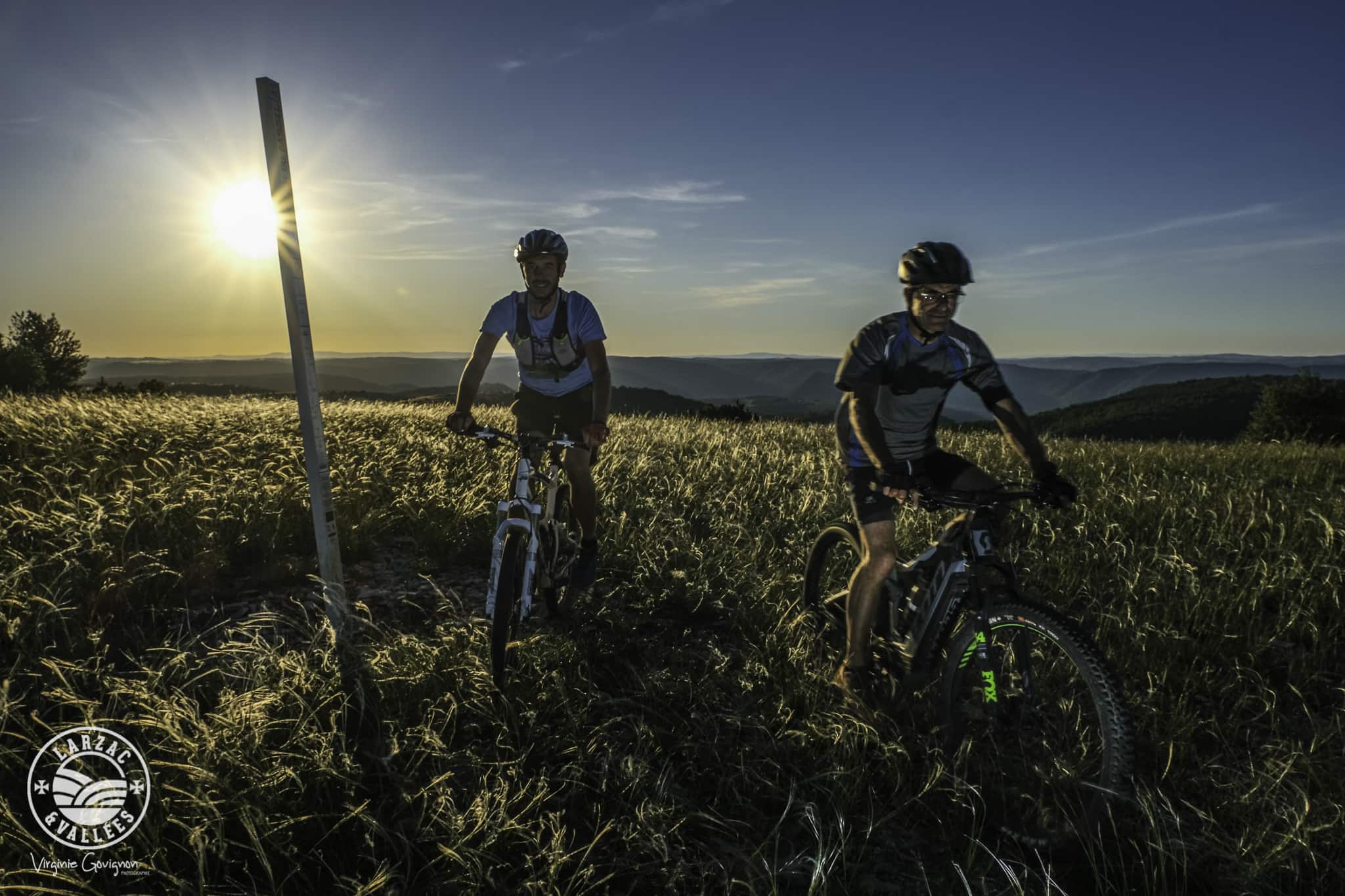 Vététistes devant totem GTMC