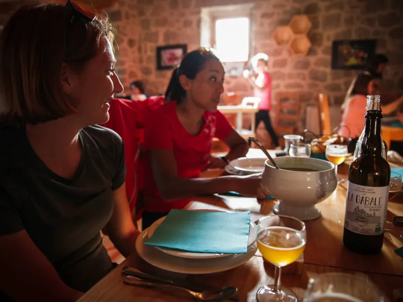 repas sur la GTMC au Domaine du Sauvage