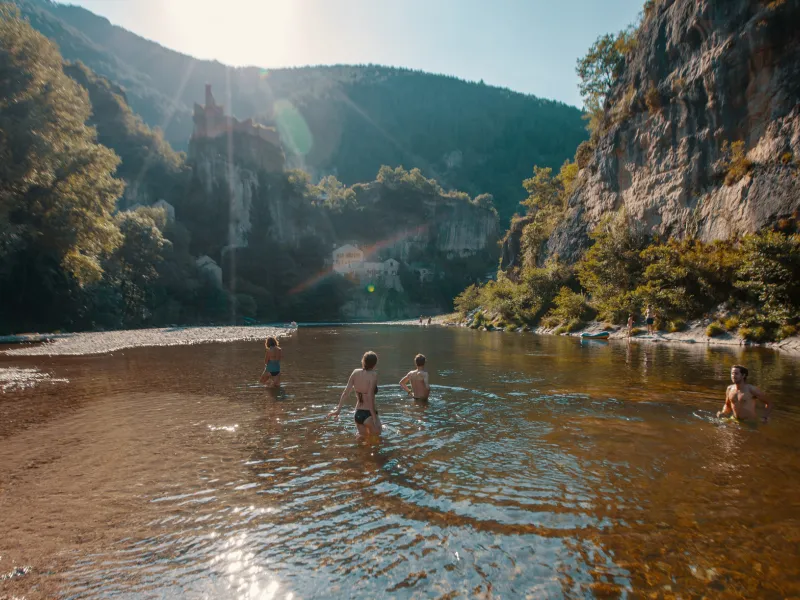 Baignade dans le Tarn après une journée de VTT