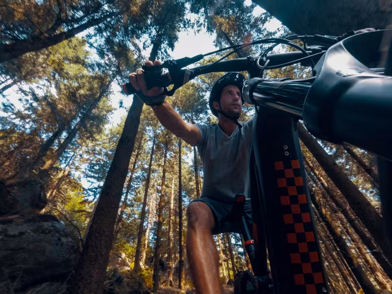 La GTMC à VTT dans la forêt vers la Tagnière