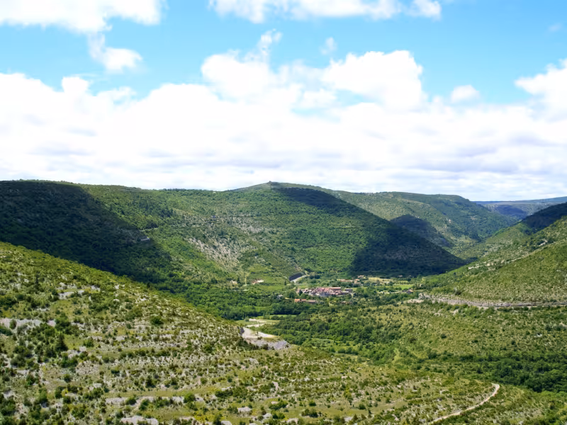 Vissec entouré des 3 Causses : Larzac, Blandas et Campestre