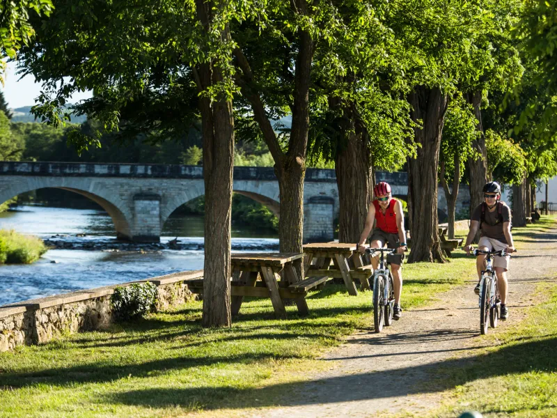 Vttistes en bord de Sioule à Ebreuil