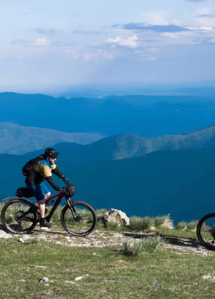 Vététistes au sommet du Mont Aigoual