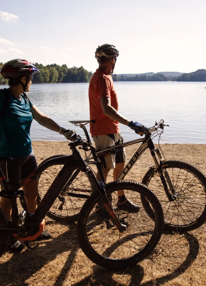 Arrivée à VTT au lac des Settons 