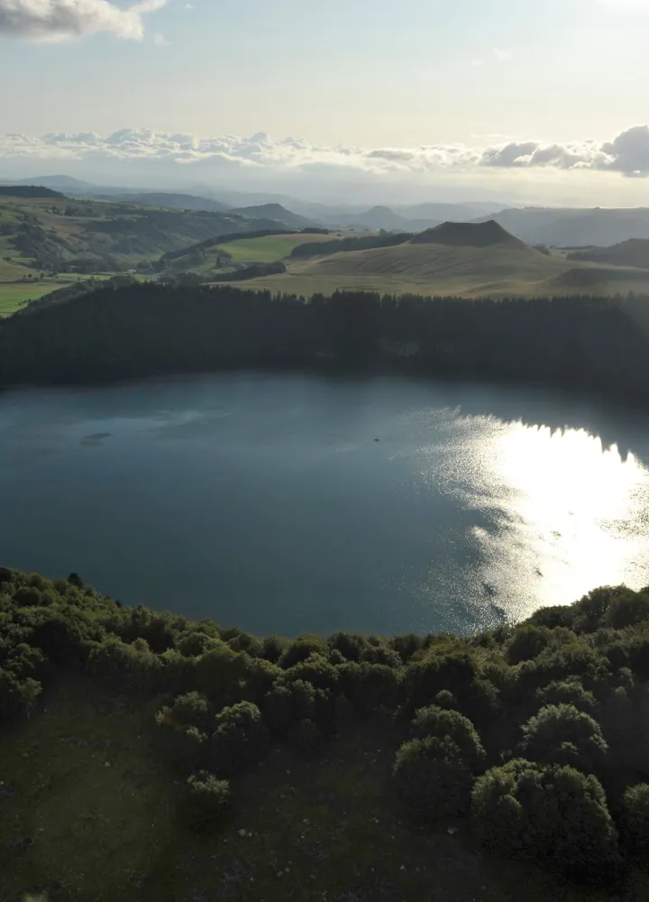 Vue aérienne du lac Pavin en Auvergne