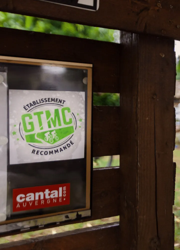 Une plaque pour reconnaître les établissements recommandés GTMC