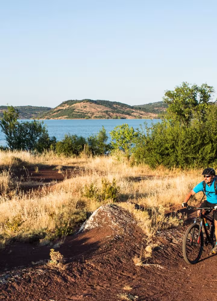 Au bord du lac du Salagou à VTT