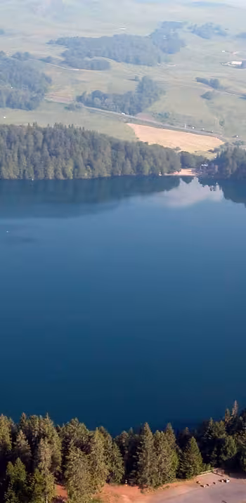 Le lac Pavin vu d'en haut