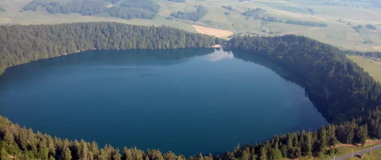 Le lac Pavin vu d'en haut