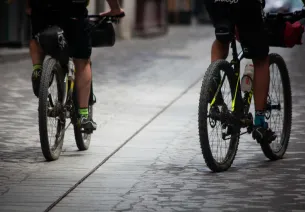 Deux vététistes dans Saint-Flour