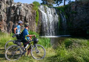 Vététistes devant la cascade des Veyrines
