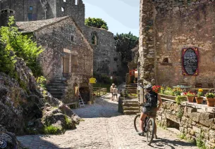 vététistes dans La Couvertoirade