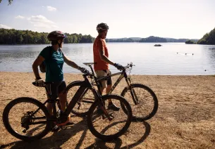 Arrivée à VTT au lac des Settons 