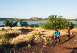 Au bord du lac du Salagou à VTT