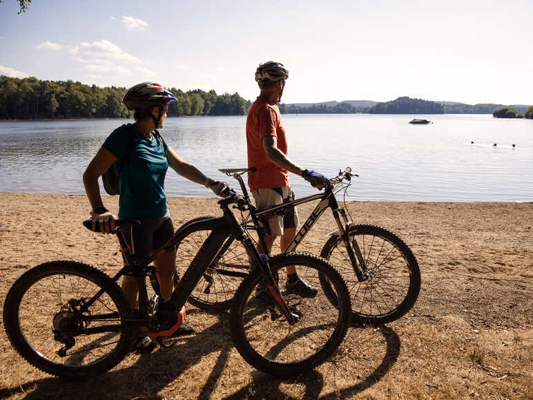 Arrivée à VTT au lac des Settons 